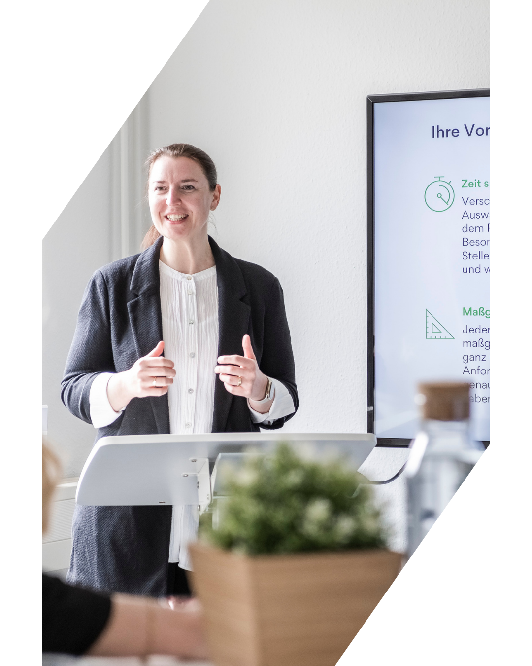 Frau hält Präsentation vor Bildschirm im modernen Büro, kopie-von-rahmen-cd-6