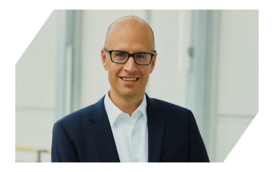 Portrait von Caroline von der Groeben im Business-Outfit