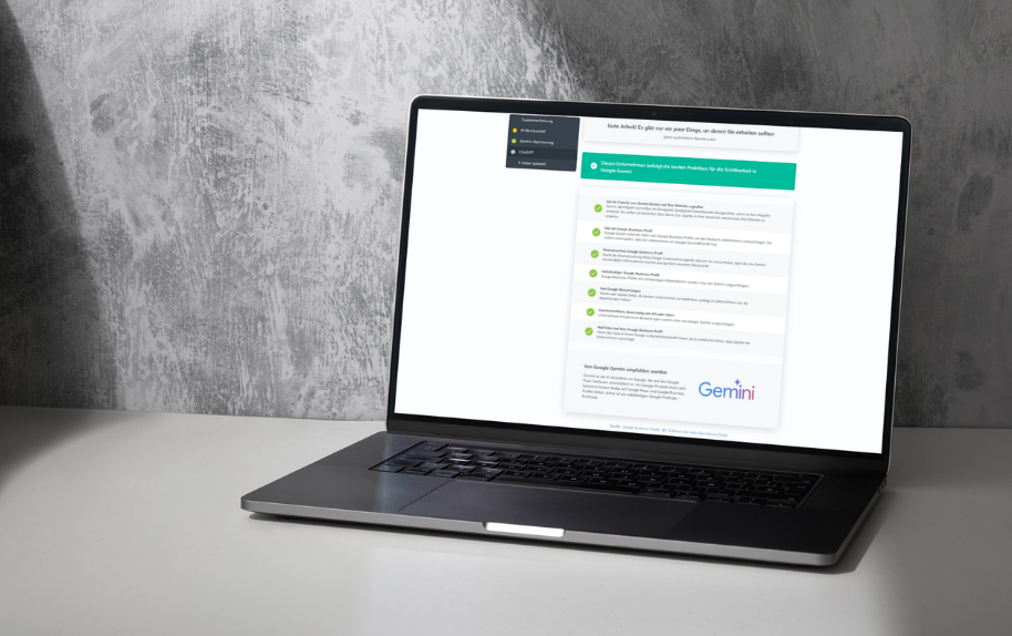 Laptop mit geöffneter Webseite zeigt KI Sichtbarkeits-Check Beispiel 1
