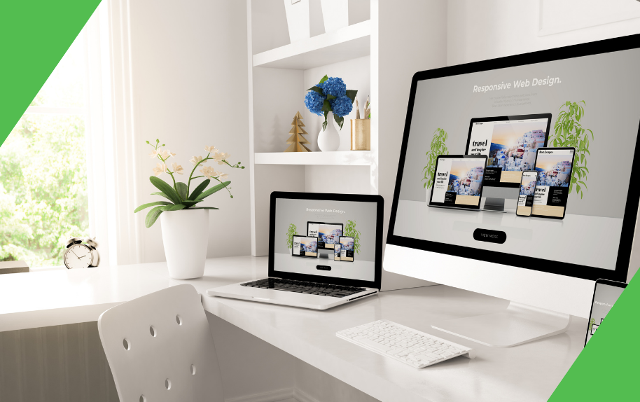Moderner Arbeitsplatz mit Laptop und Monitor, die Webdesign-Header und Verteilerseiten zeigen