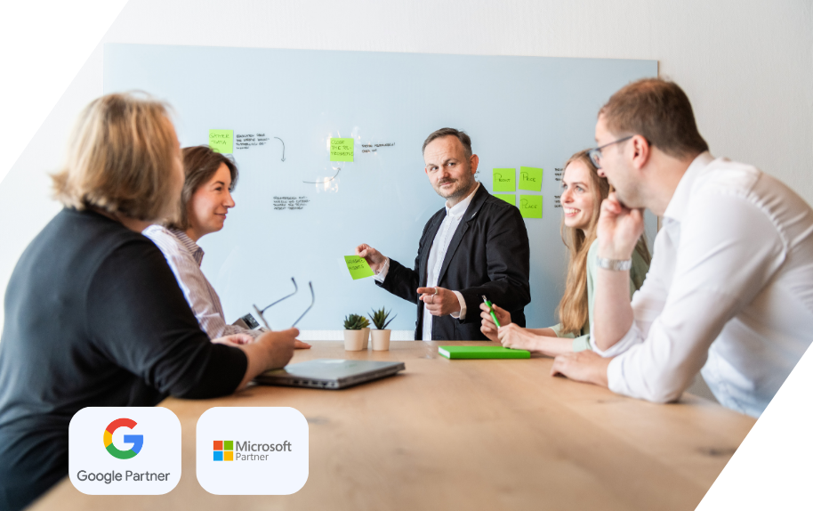 Header-Bild einer SEA-Strategiebesprechung mit Team am Whiteboard