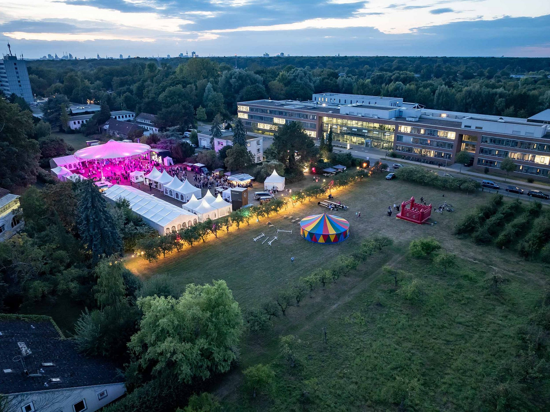 Luftaufnahme vom Vetfestival mit Festzelten, buntem Zirkuszelt und Besuchern im Grünen