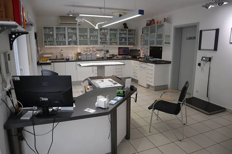 Sprechzimmer und Labor in moderner Arztpraxis – medizinische Ausstattung Sprechzimmer und Labor in einer modernen Arztpraxis mit medizinischer Ausstattung