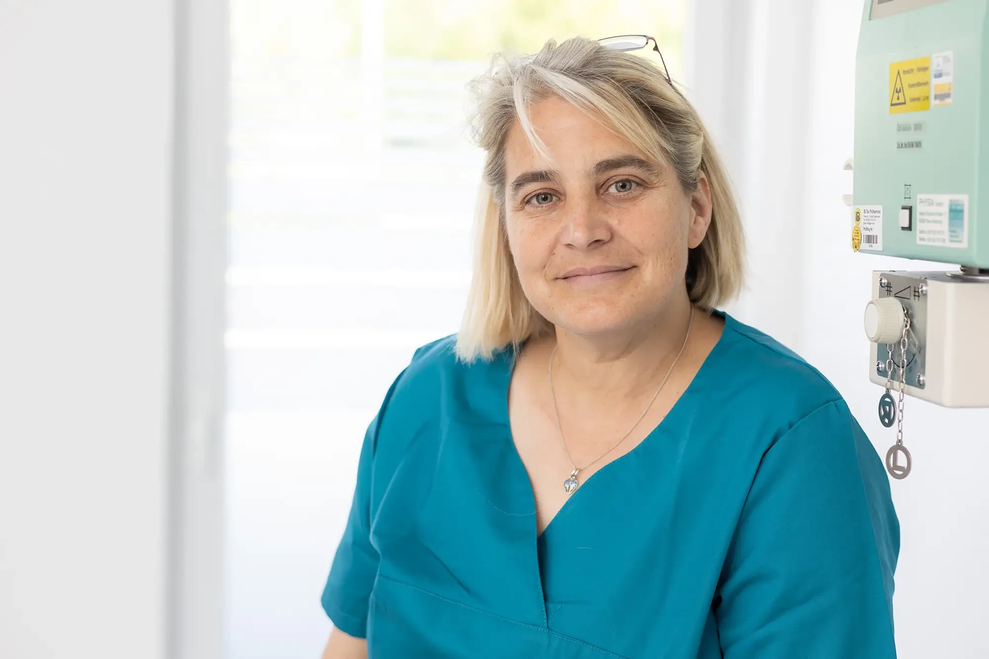 Fachtierarztpraxis für Kleintiere Dr. Daniela Galke – Tierärztin Portrait Fachtierarztpraxis für Kleintiere Dr. Daniela Galke – Tierärztin in Praxisbekleidung