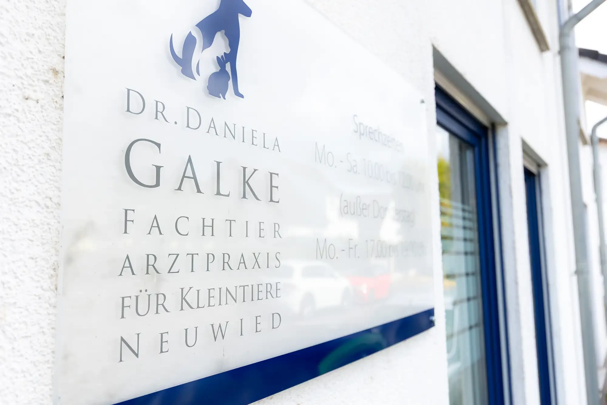 Fachtierarztpraxis für Kleintiere Dr. Daniela Galke in Neuwied – Eingangsschild Eingangsschild der Fachtierarztpraxis für Kleintiere Dr. Daniela Galke in Neuwied