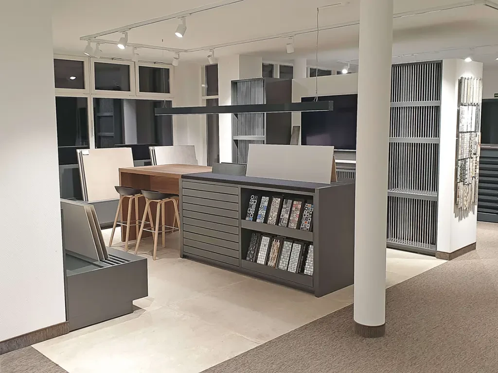 Moderne Ausstellung mit Fliesenmustern und Beratungstisch in einem Showroom