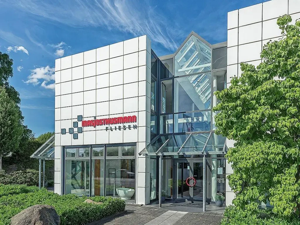 Modernes Firmengebäude von Masjosthusmann Fliesen mit Glasfassade und Logo