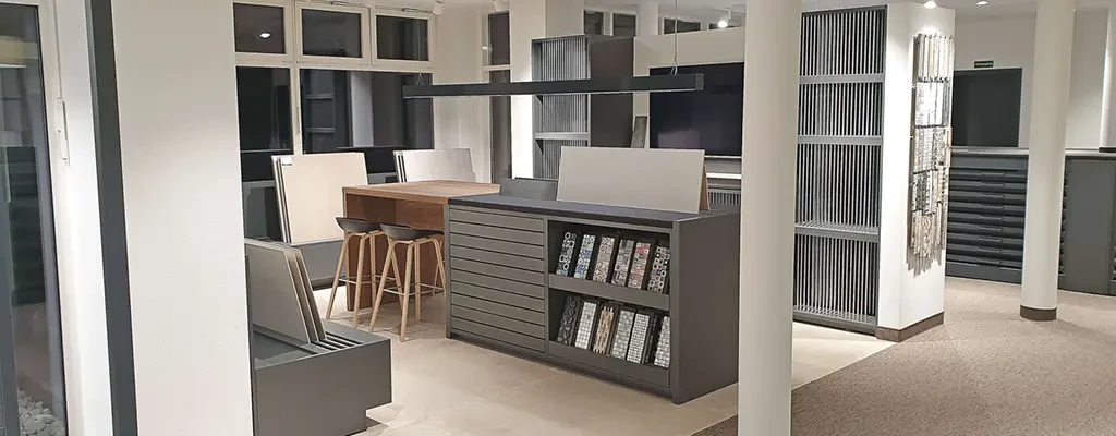 Moderner Fliesenhandel Showroom mit Fliesenmustern und Beratungstresen