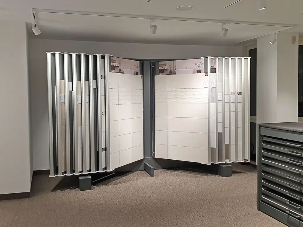 Fliesenauswahl in einer Ausstellung mit verschiedenen Fliesenmustern auf Schiebewänden