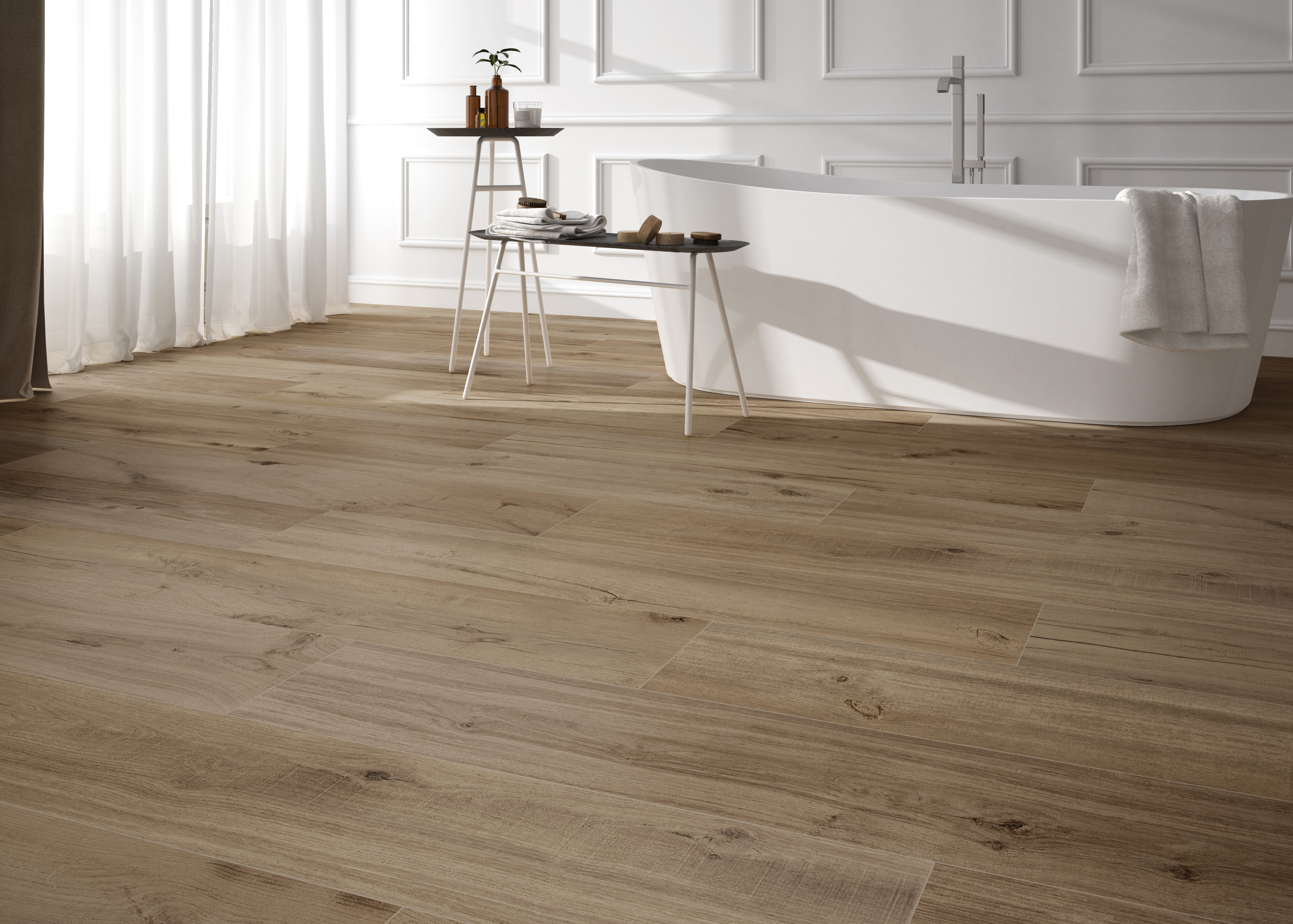 Badezimmer mit Hamilton Natural Bodenfliesen im Format 23x120 cm, Holzoptik