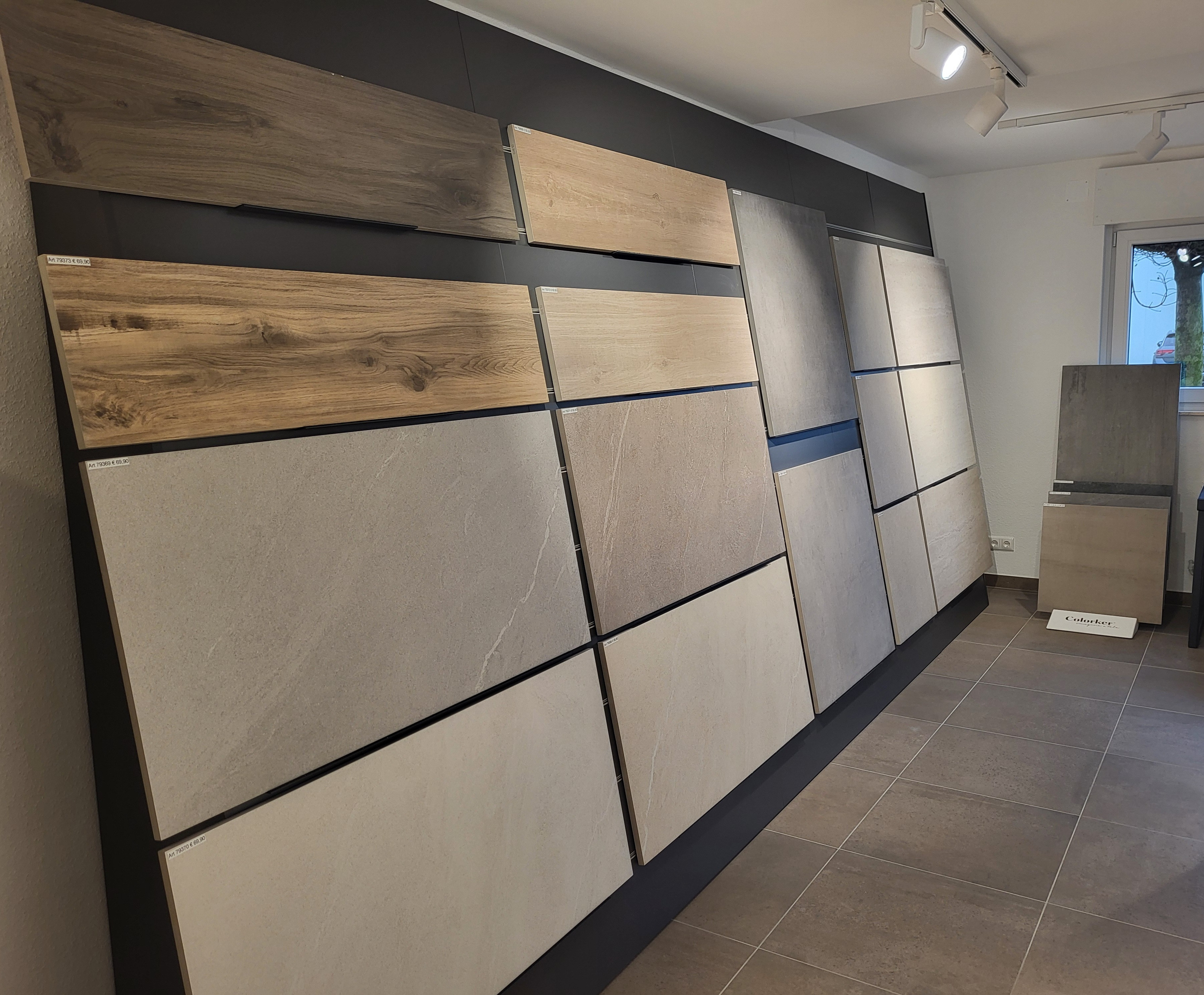 Ausstellung von Terrassenplatten und Fliesen im Terrassenraum, verschiedene Designs und Farben