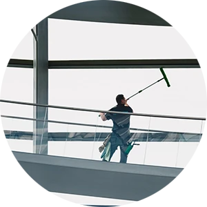 Glasreinigung und Fensterreinigung – professionelle Reinigung von Fenstern in modernen Gebäuden Professionelle Glasreinigung und Fensterreinigung in einem modernen Gebäude