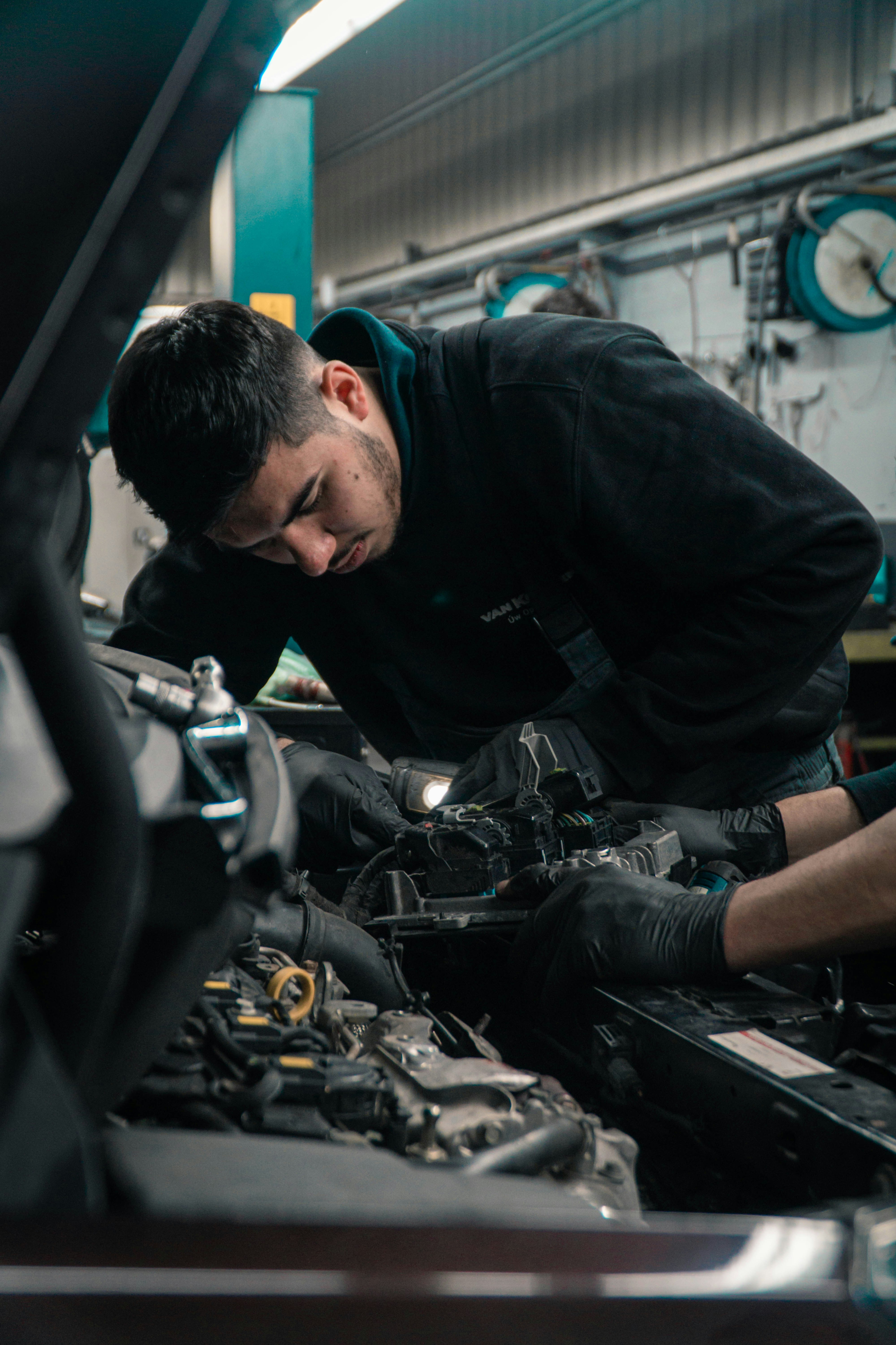 Mechaniker bei der Arbeit in einer Autowerkstatt