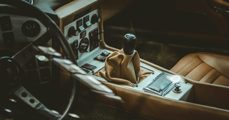 Autoinnenraum mit Schaltknüppel und Mittelkonsole in einem klassischen Fahrzeug