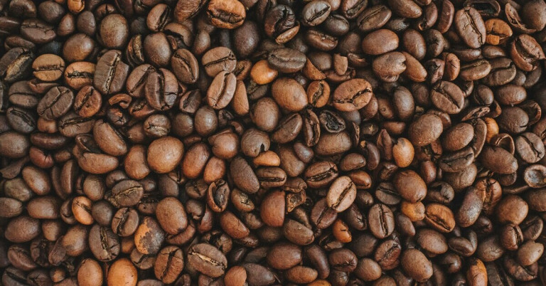 Kaffeebohnen – Nahaufnahme von gerösteten Kaffeebohnen