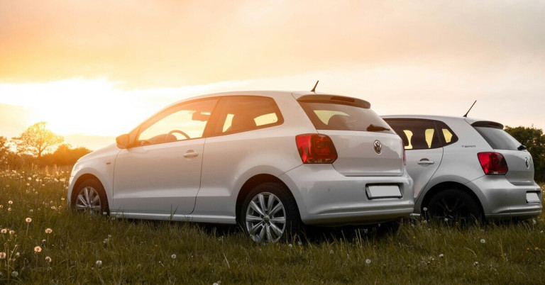 Beliebte Leasingautos für Fahranfänger – weißer VW Polo bei Sonnenuntergang auf einer Wiese