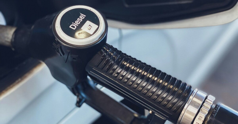 Diesel-Zapfpistole an einer Tankstelle – Diesel tanken