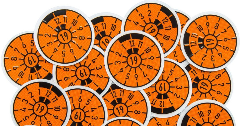 Orange HU-Plaketten für die Hauptuntersuchung in Deutschland Mehrere orange HU-Plaketten für die Hauptuntersuchung von Fahrzeugen in Deutschland