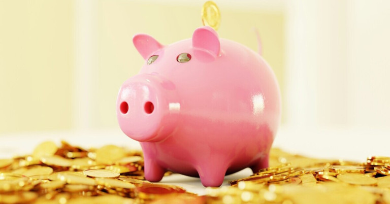 Rosa Sparschwein mit Münzen als Symbol für Sparen und Geldanlage