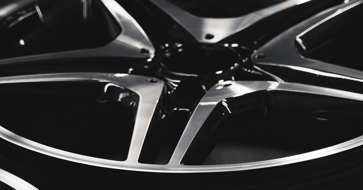Schwarz-weiße Felge in Nahaufnahme – modernes Felgendesign im Detail