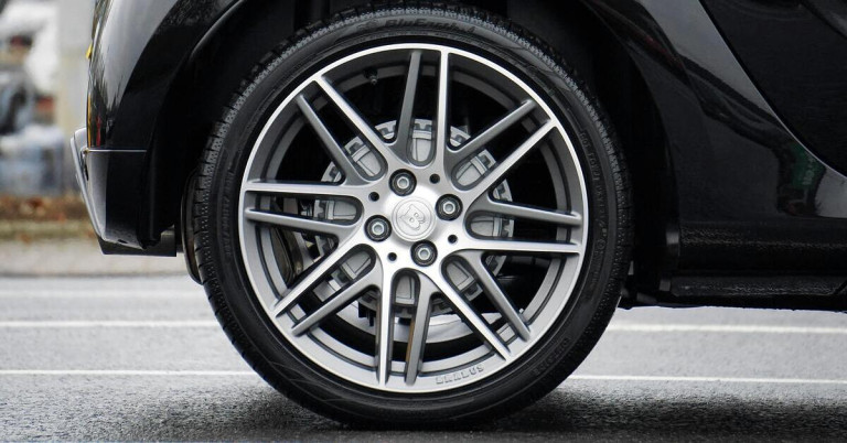 Nahaufnahme einer hochwertigen Autofelge aus Aluminium