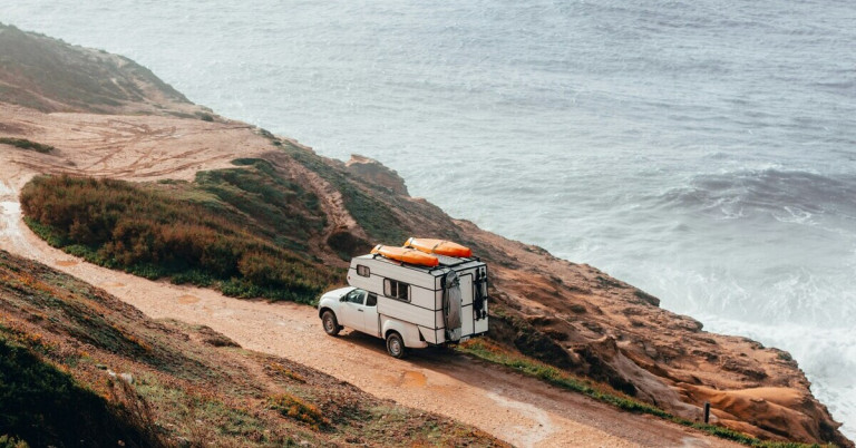 Wohnmobil am Meer auf einer Klippe mit Blick auf das Wasser