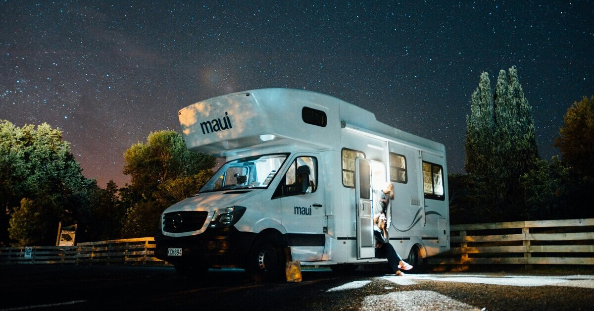 Wohnmobil der Marke Maui vor Sternenhimmel bei Nacht