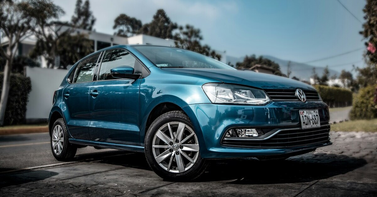 Blauer Kleinwagen als ideales Auto für Anfänger