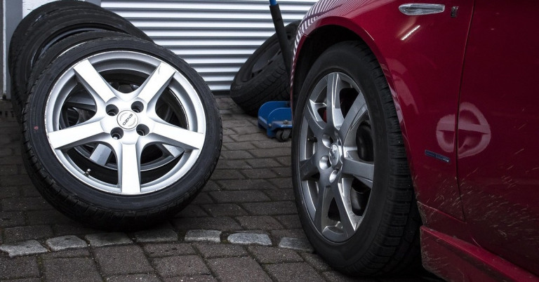 Winterreifen Wechsel – Radwechsel am Auto mit Felgen und Wagenheber Winterreifen Wechsel an einem Auto – Radwechsel mit Felgen und Wagenheber