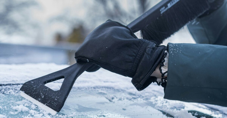 Auto frei kratzen im Winter – Eiskratzer entfernt Eis von Windschutzscheibe