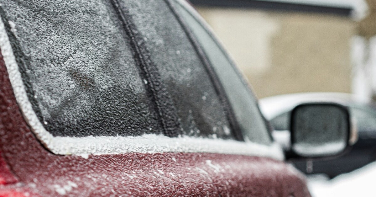 Auto zugefroren mit Eisschicht auf Fenster und Karosserie