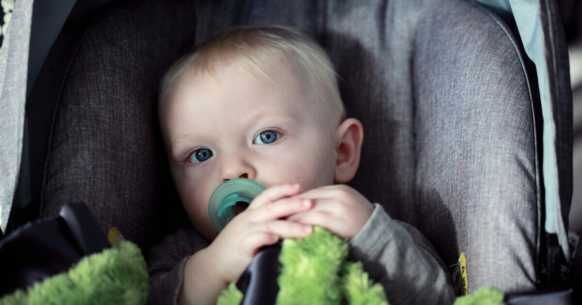 Kleiner Junge sitzt im Kindersitz