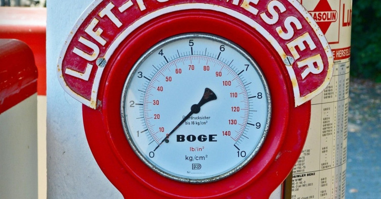 Luftdruckmessgerät von BOGE mit rotem Rahmen und Skala in kg/cm² und lb/in²
