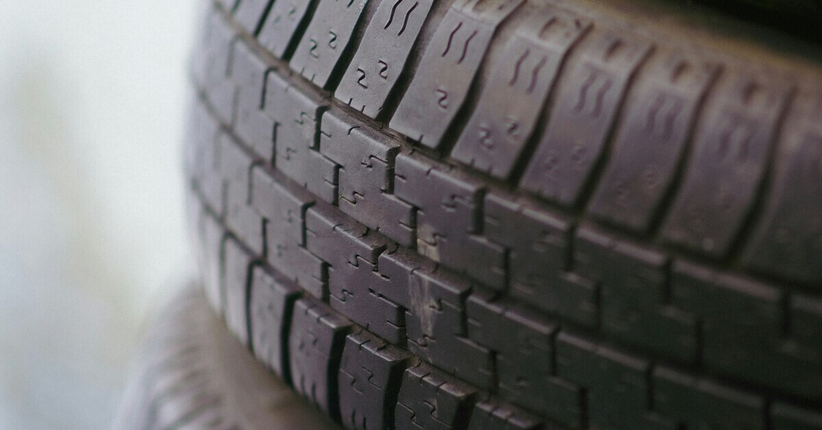 Detailaufnahme eines Autoreifens mit sichtbarem Profil