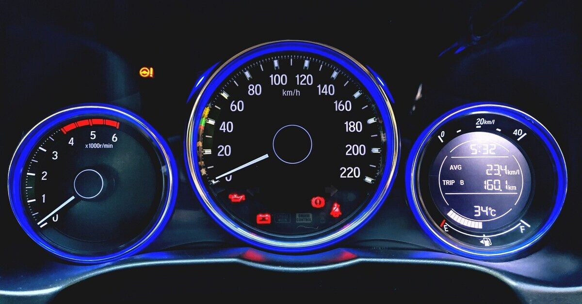 Kontrollleuchten im Auto-Cockpit auf dem Tacho-Display