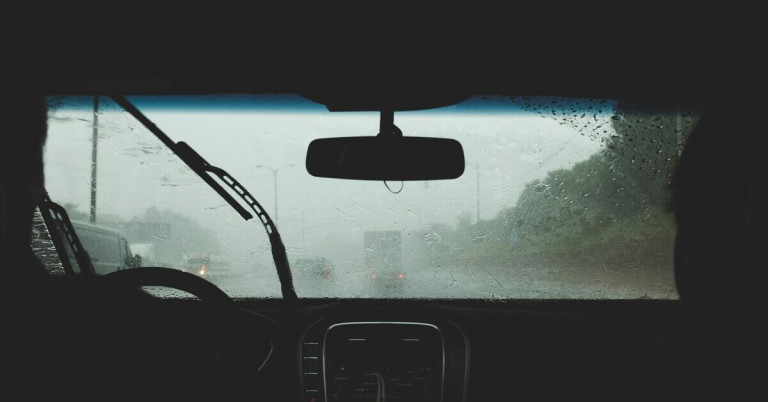 Beschlagene Autoscheibe bei Regen, Sicht aus dem Fahrzeuginnenraum