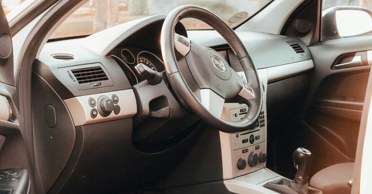 Innenraum eines Autos mit Lenkrad und Armaturenbrett