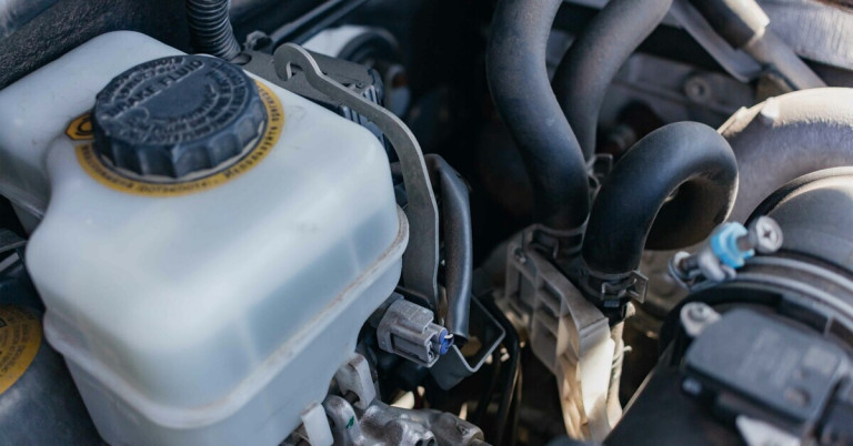 Detailaufnahme eines Automotors von Sincerely Media auf Unsplash