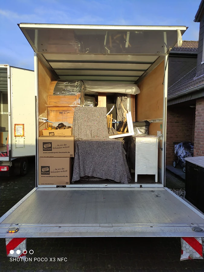Offener LKW mit Umzugsgut beladen