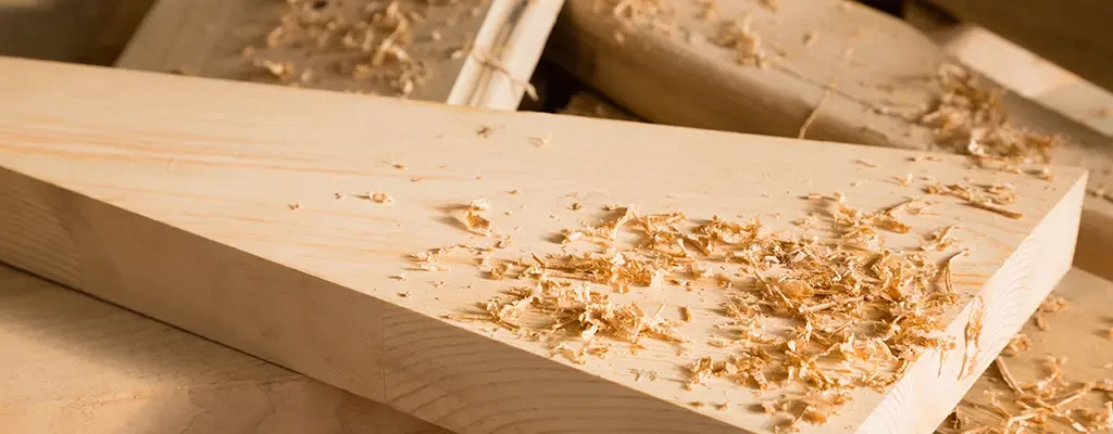 Zimmerarbeiten: Frisch bearbeitetes Holz mit Holzspänen, Symbolbild für Zimmerei und Holzbau