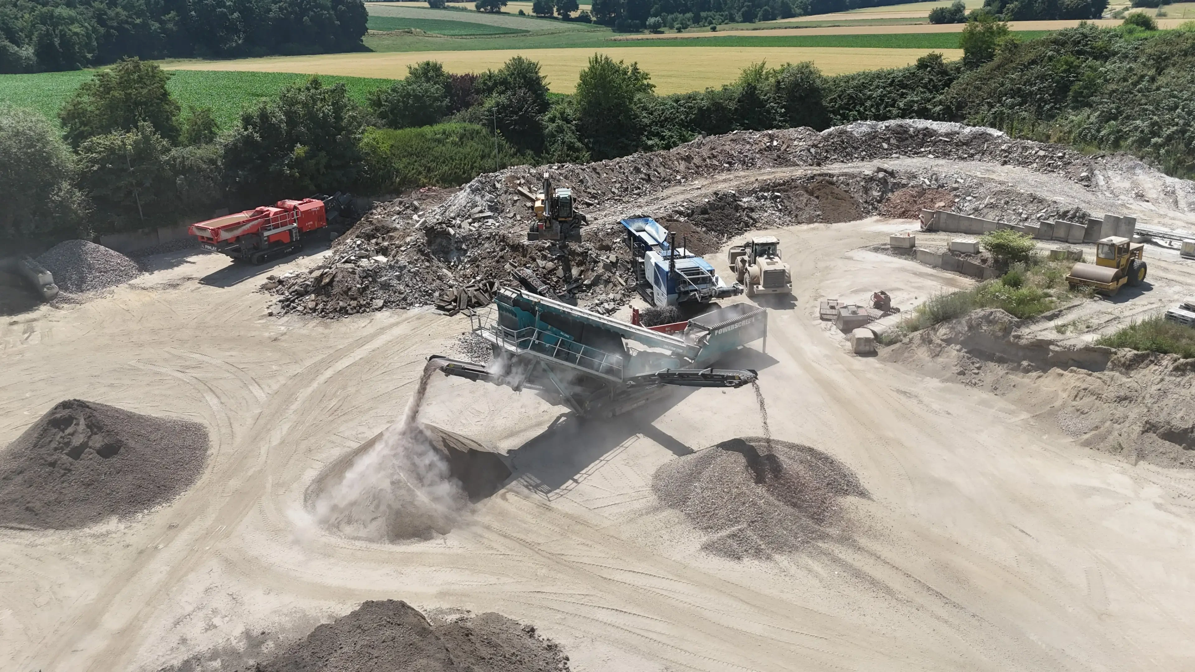 Baustelle mit Schotterwerk und Baumaschinen bei der Schotterproduktion