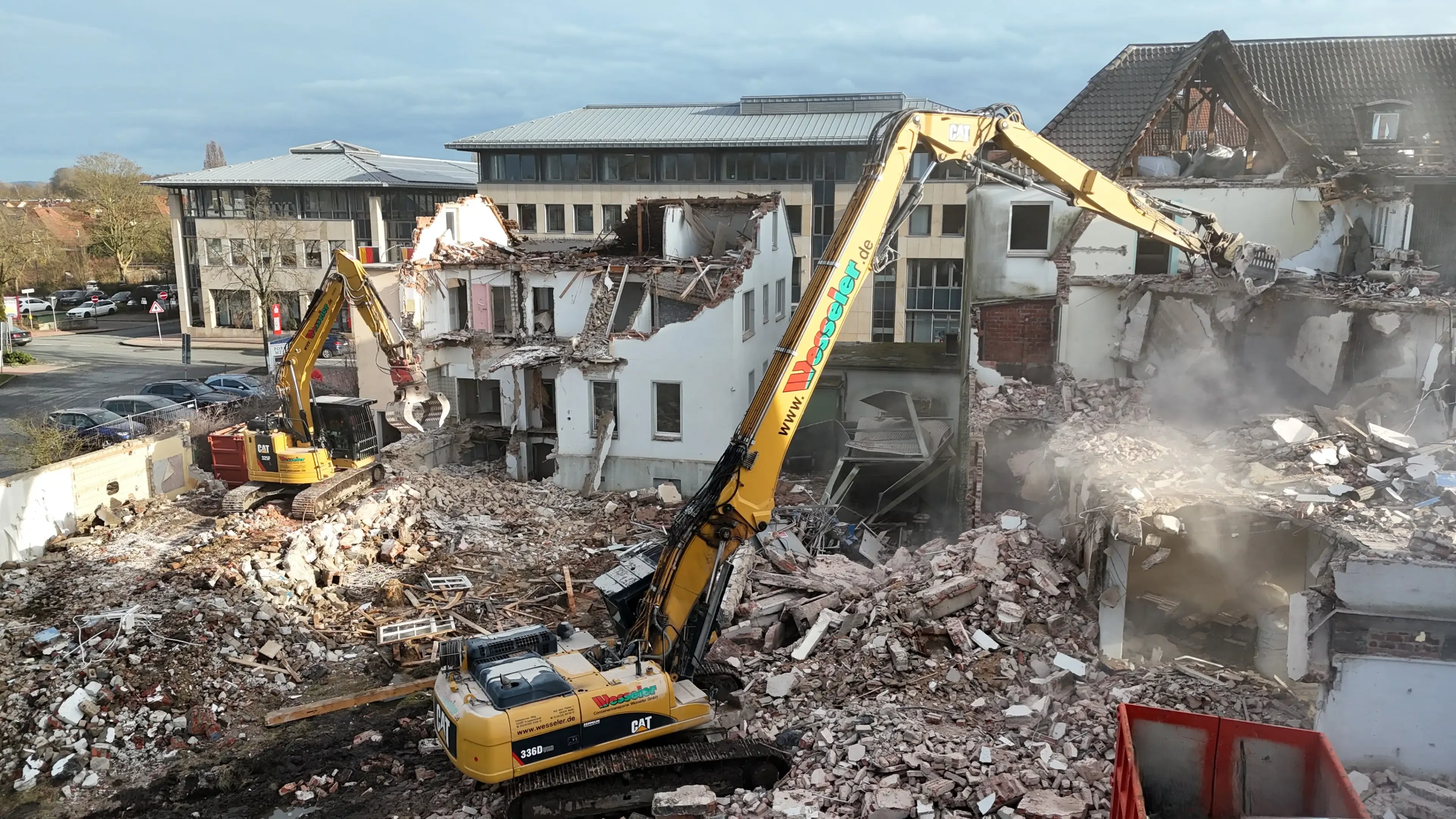 Abriss eines Gebäudes mit Baggern der Firma Wesseler auf einer Baustelle