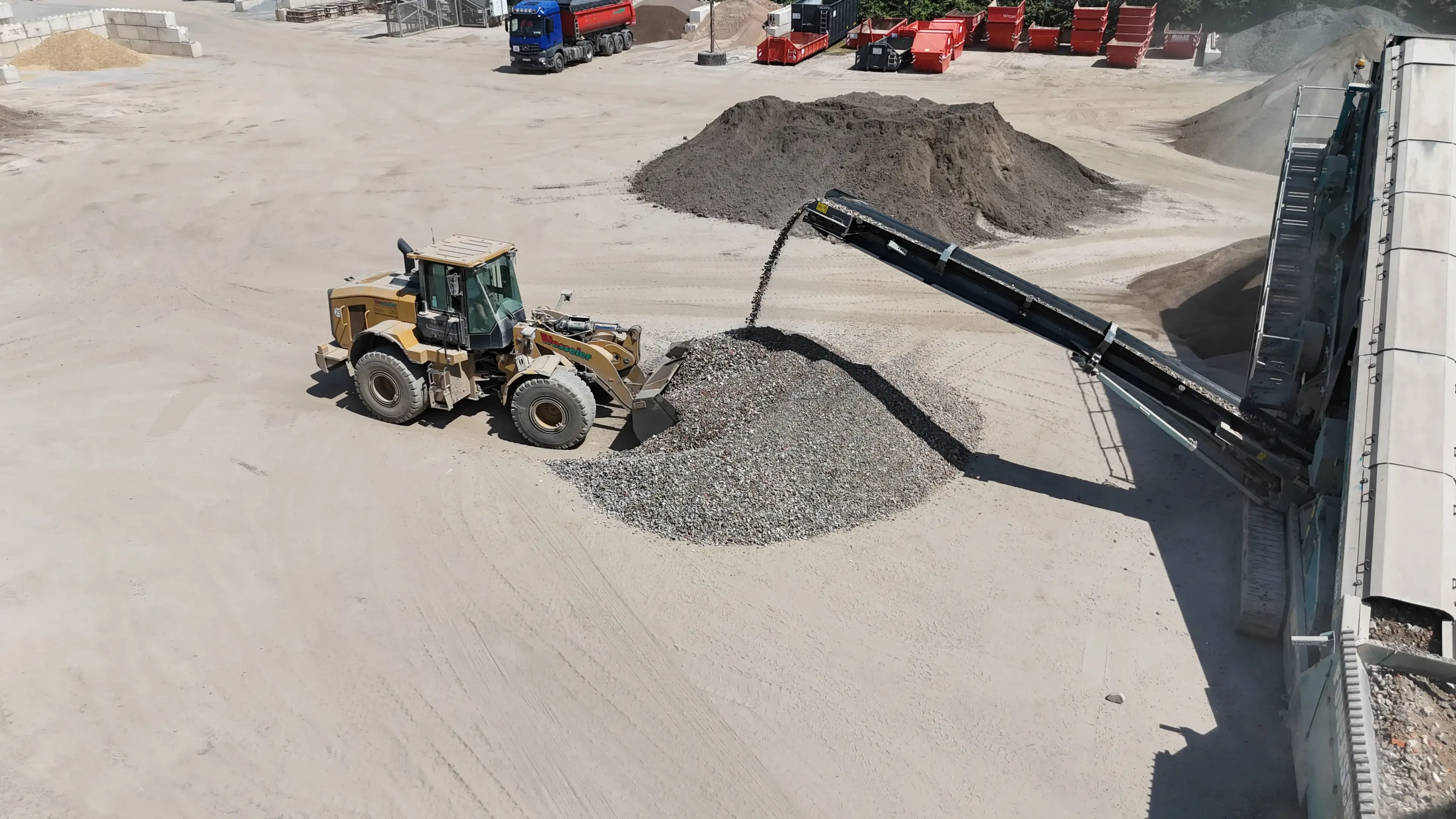 uumh2691-jpg: Radlader und Förderband bei der Schüttgutverladung auf einem Baustoffplatz