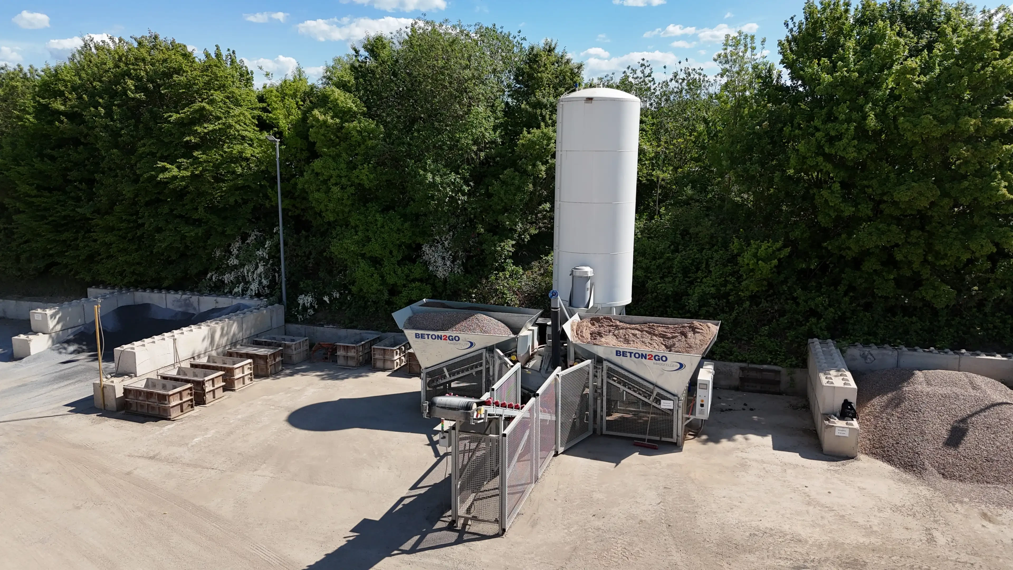 Beton2Go Anlage zur Betonmischung im Freien mit Silos und Schüttgutbehältern
