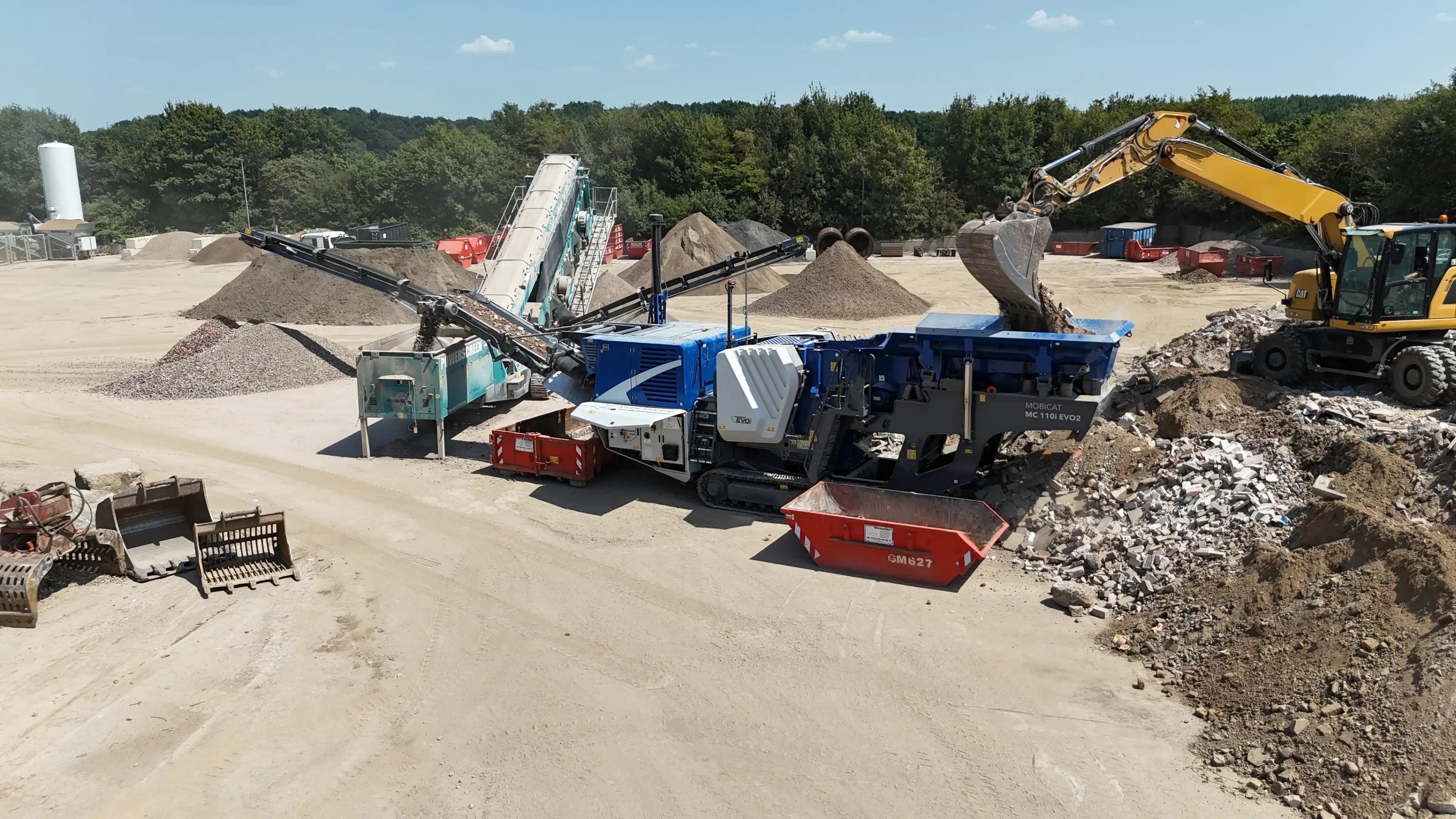 Mobile Brechanlage MOBICAT MC 110i EVO2 auf einer Baustelle beim Zerkleinern von Bauschutt