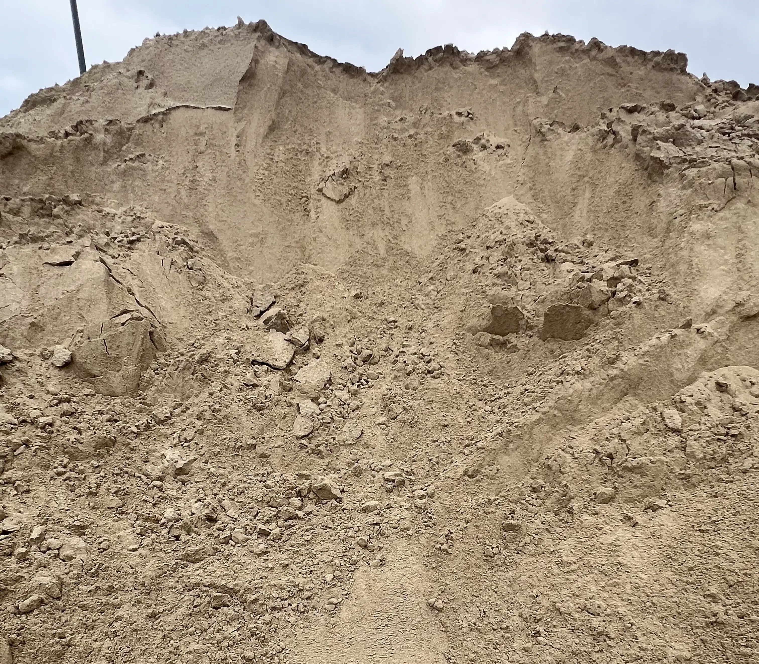 Großer Sandhaufen auf einer Baustelle
