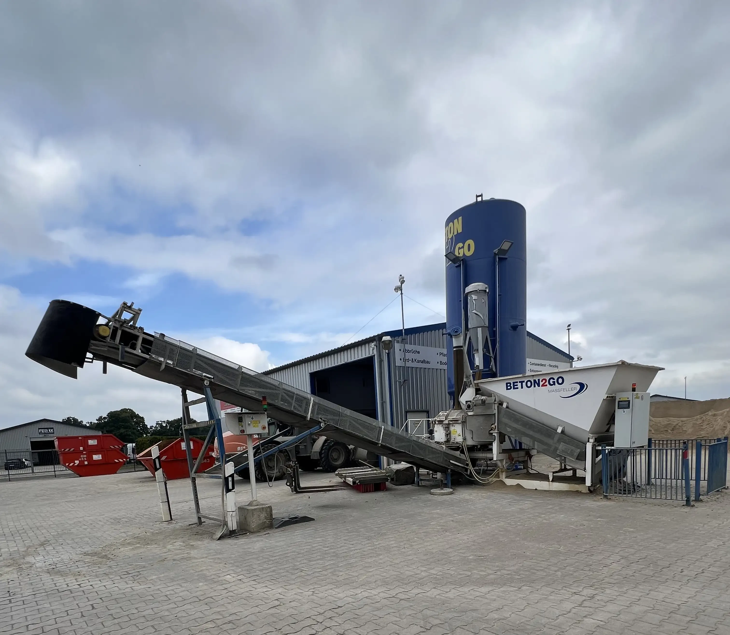 BETON2GO Betonmischanlage mit Förderband auf einem Firmengelände