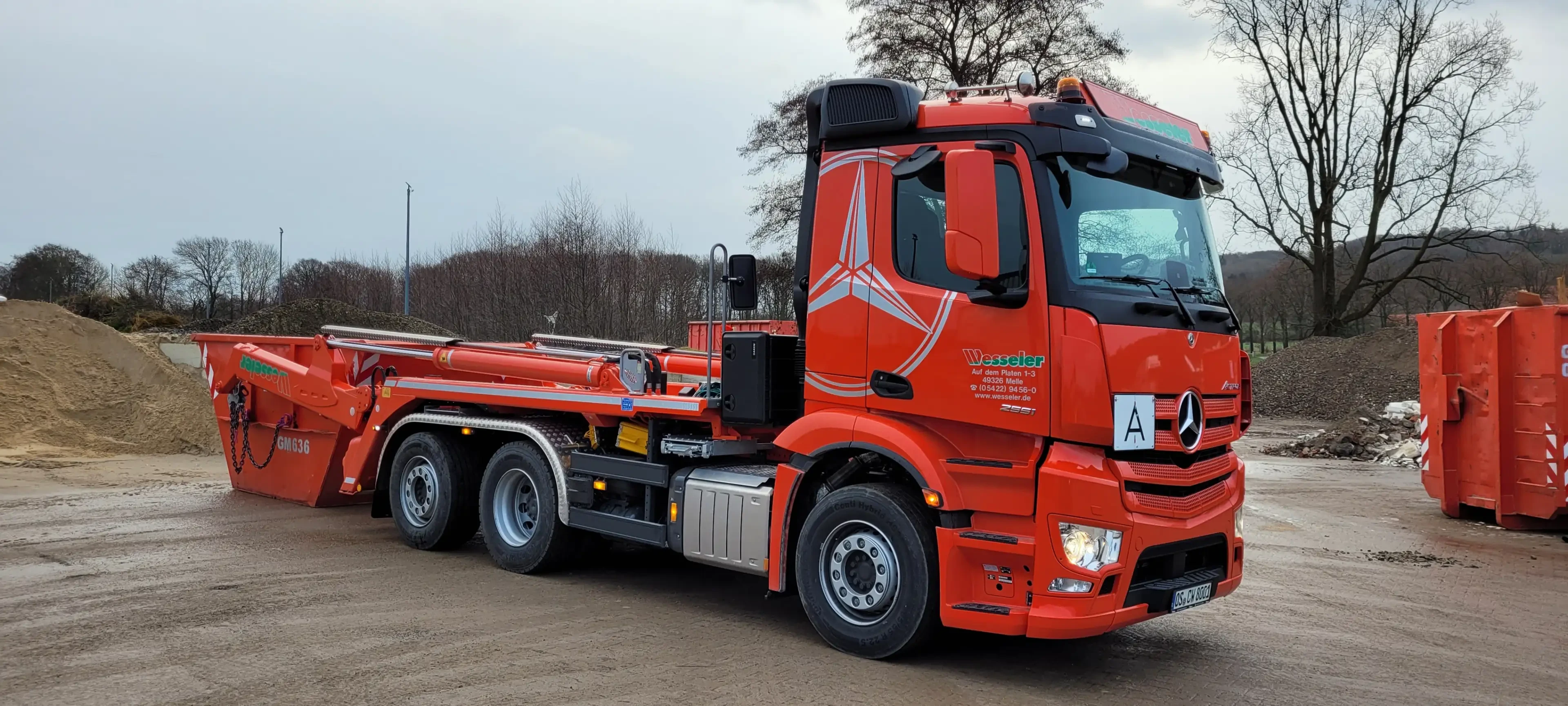 Roter LKW der Firma Wesseler auf einem Firmengelände in Melle
