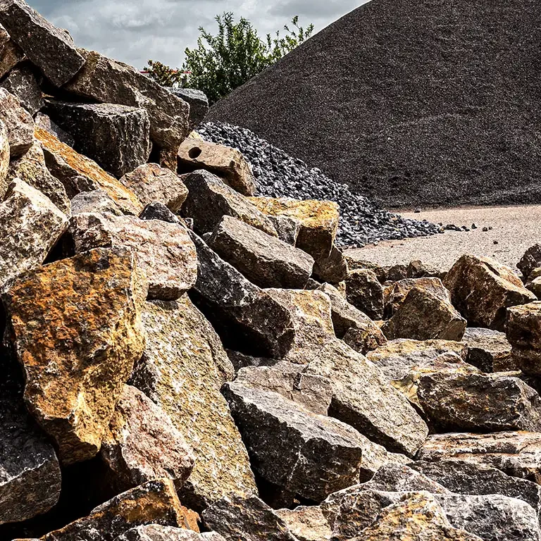 Bruchstein auf einem Lagerplatz, verschiedene Größen und natürliche Struktur