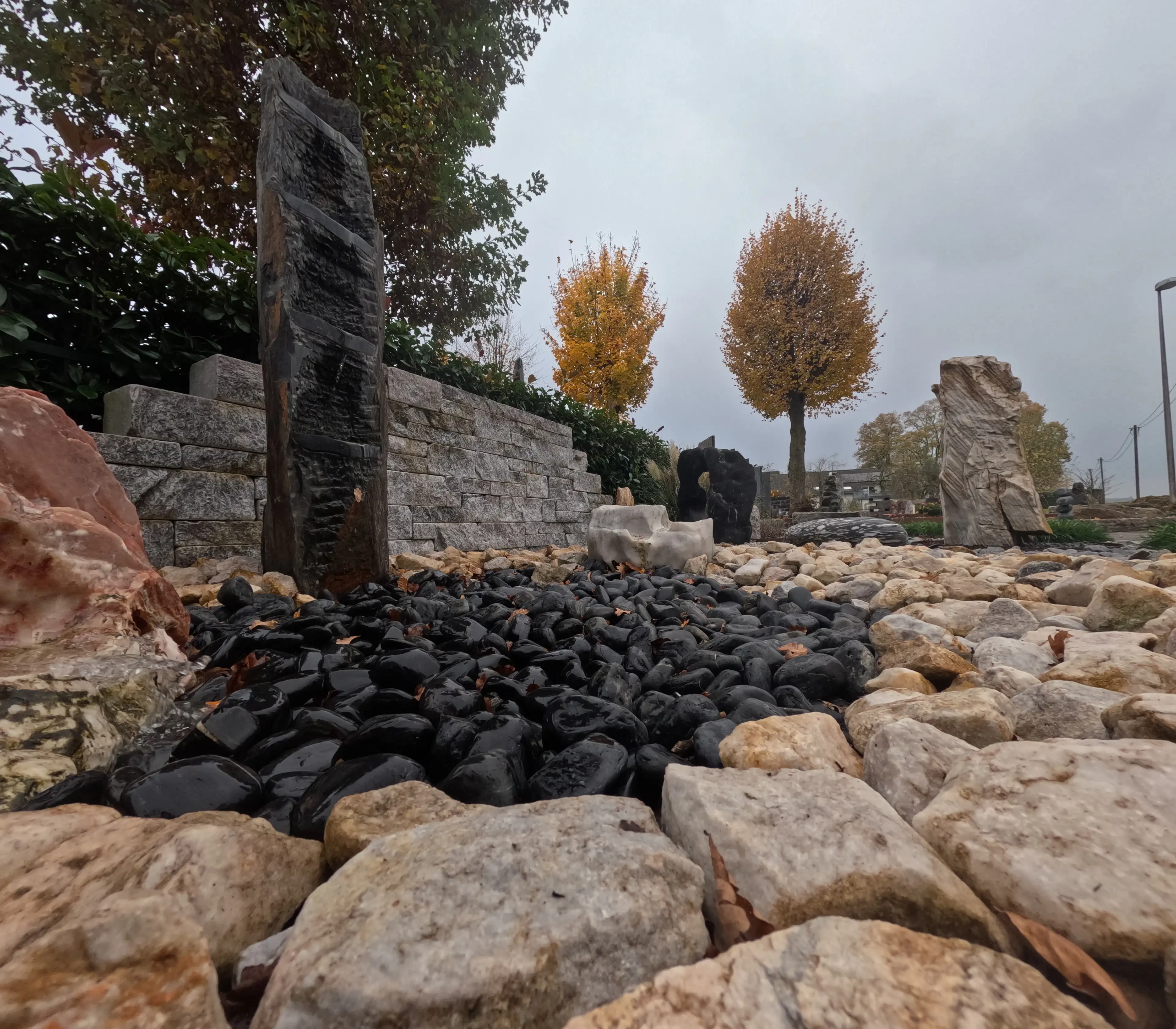 gp010185-jpg – moderne Steingarten-Anlage mit großen Natursteinen und Herbstbäumen